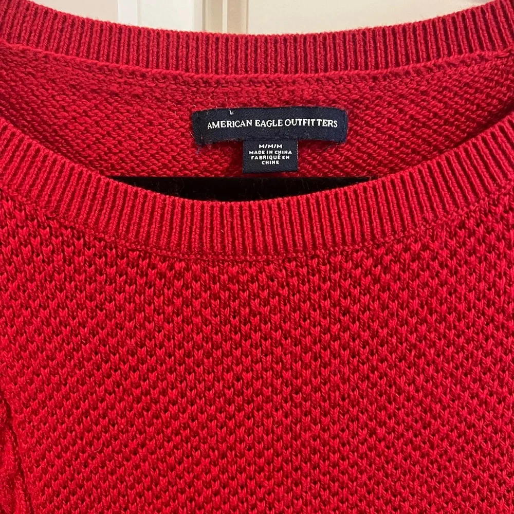 American Eagle red ombré cable knit long sleeve sweater.